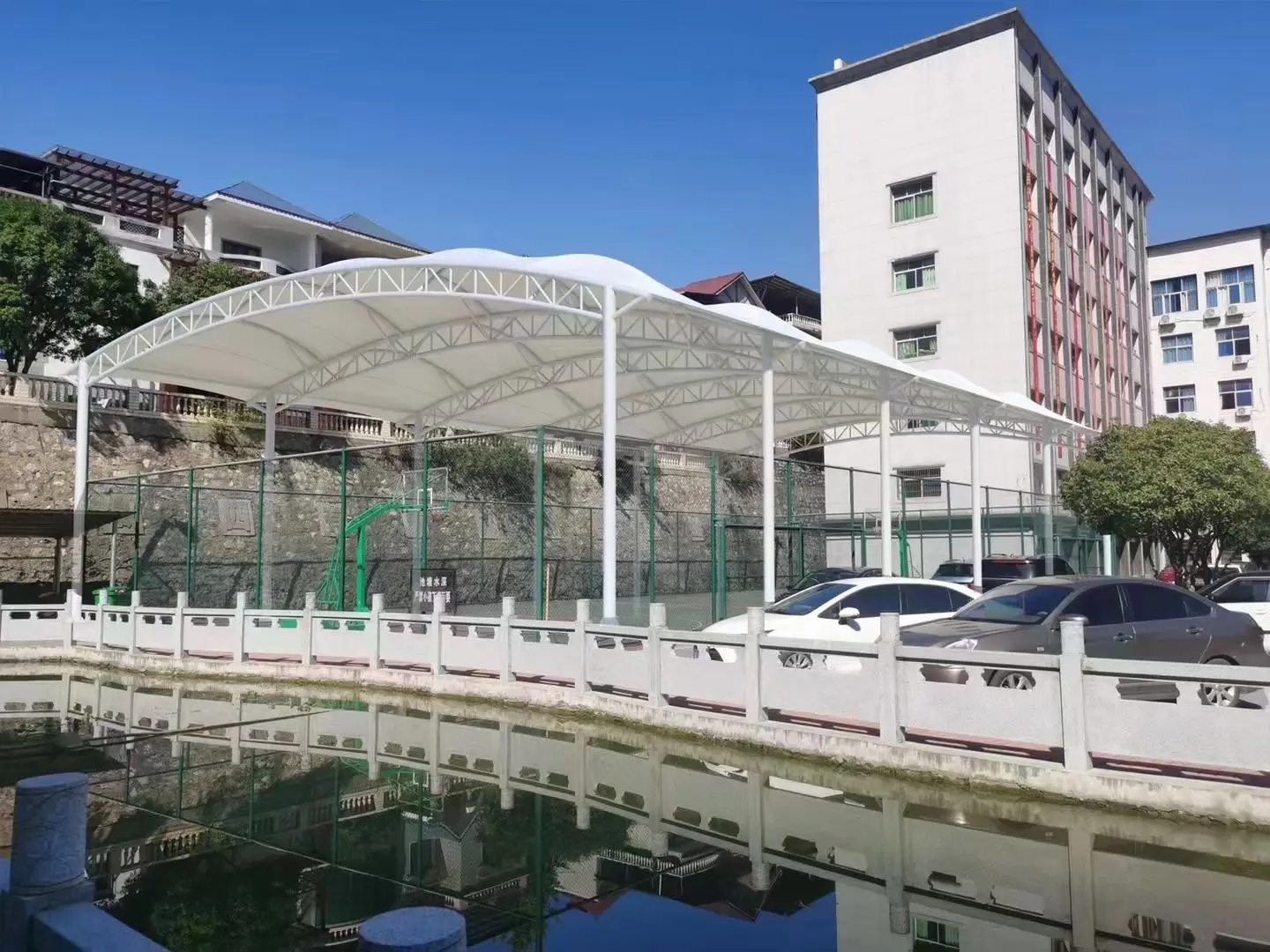 贵州册亨园区停车棚总在漏水生锈？源头膜结构厂家：按本地气候选材，避开三大坑