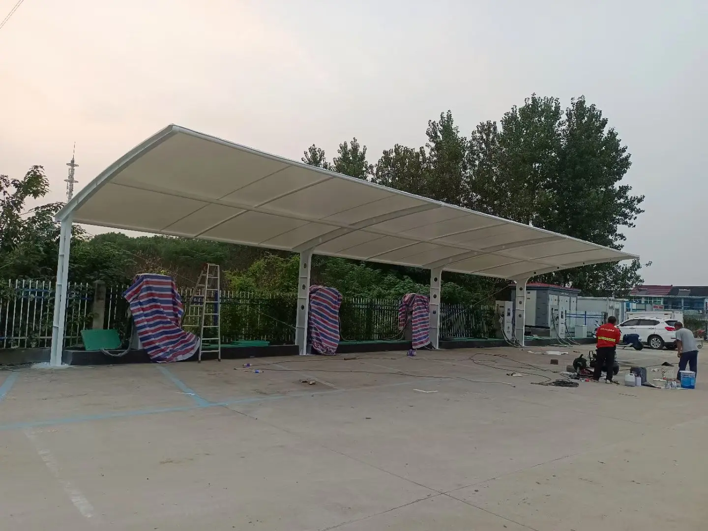 贵州册亨膜结构工程科普：山地多雨强紫外线环境，停车棚选材别只看低价